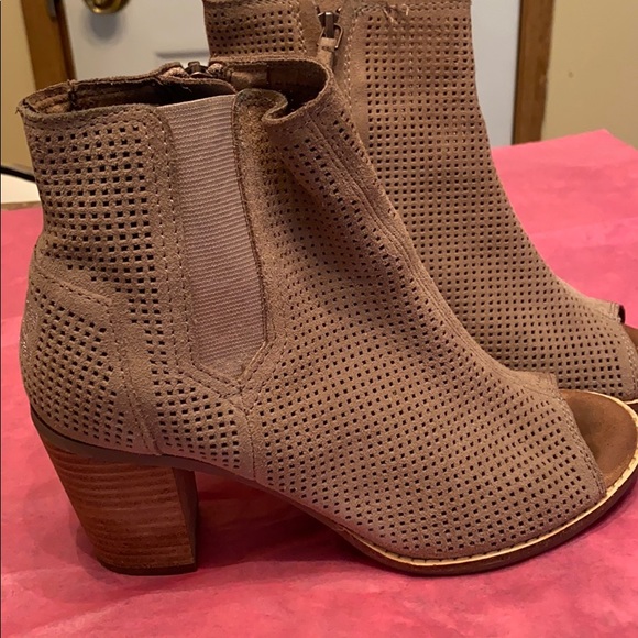 Shoes - Picture 2 of 7